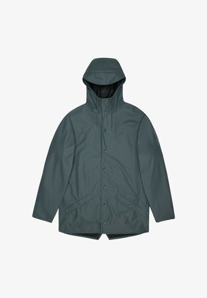 Giacca impermeabile con cappuccio verde scuro con bottoni a pressione frontali e due tasche a pattina inclinate su sfondo bianco.