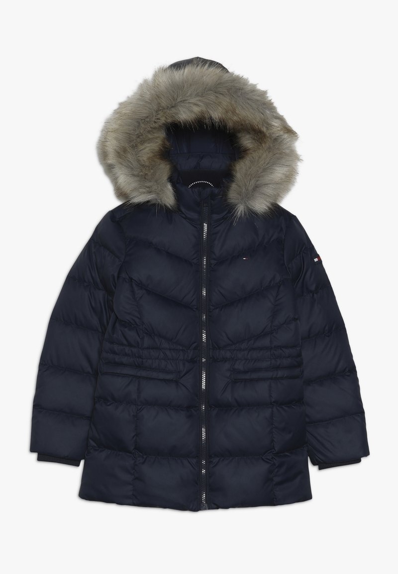 Námořnická modrá péřová bunda s kapucí podšitou kožešinou, vodorovným prošíváním, předním zipem a dvěma vnějšími kapsami. Obsahuje logo na rukávu.