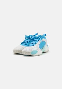 Zapatillas deportivas blancas con acentos azules, que presentan una textura perforada, lengüeta de malla y una suela de goma con un patrón de zigzag.