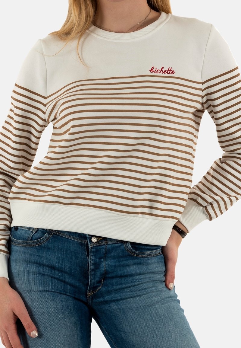 Sweat-shirt rayé avec un haut crème et des lignes horizontales marron, doté d'un col et de poignets côtelés. Broderie « bichette » en rouge.