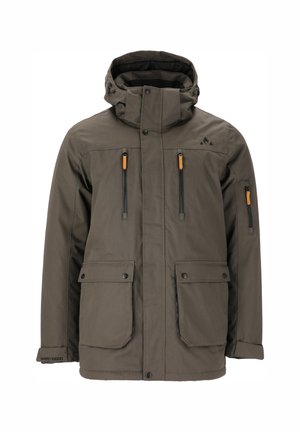 Dunkelolivgrüne Jacke mit Kapuze, ausgestattet mit zwei Brust-Reißverschlusstaschen, zwei großen Frontpatzentaschen und orangen Akzenten an den Reißverschlüssen.