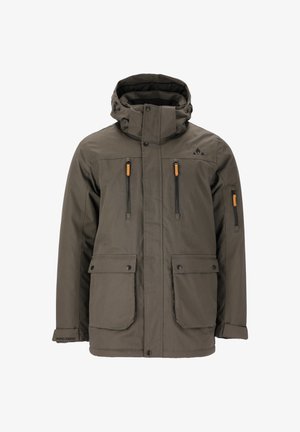 Dunkelolivgrüne Jacke mit Kapuze, ausgestattet mit zwei Brust-Reißverschlusstaschen, zwei großen Frontpatzentaschen und orangen Akzenten an den Reißverschlüssen.