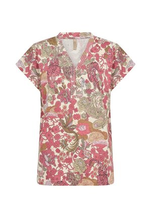 Korte mouw V-hals blouse met een gedetailleerde bloemen- en dierenprint in roze, beige en bruin op een crèmekleurige achtergrond.