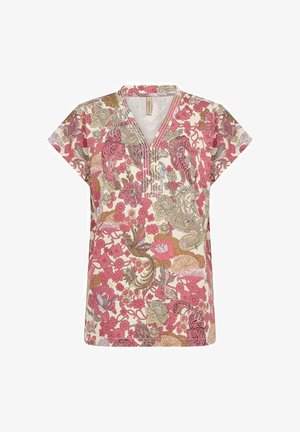 Korte mouw V-hals blouse met een gedetailleerde bloemen- en dierenprint in roze, beige en bruin op een crèmekleurige achtergrond.