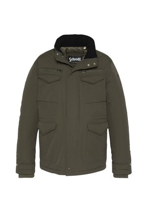Oliwkowo zielona ocieplana kurtka z czarnym kołnierzem, wieloma przednimi kieszeniami, zamkami błyskawicznymi oraz gładką, matową fakturą.
