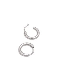 Orecchini a cerchio in argento con un design liscio e arrotondato. Un orecchino è parzialmente aperto, mostrando un dettaglio di chiusura a sfera. Finitura in metallo lucido.