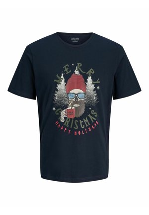 T-shirt en coton bleu marine avec un graphique d'une figure barbu portant un bonnet rouge et des lunettes de soleil, accompagné d'un texte de saison et d'arbres à feuilles persistantes.