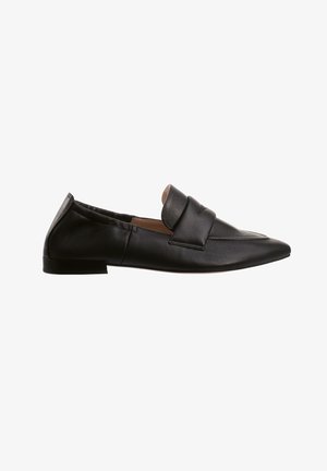 Mocassins en cuir noir avec un bout pointu et une large bande sur le dessus. Design simple avec un talon plat et une texture lisse.