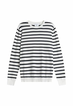 Biały sweter z długim rękawem z równomiernie rozmieszczonymi czarnymi poziomymi paskami i okrągłym dekoltem, ułożony na płasko na białym tle.