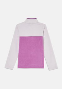 Col roulé en polaire avec une partie supérieure violette claire et une partie inférieure rose unie, texture lisse et manches longues.