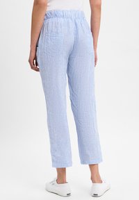 Blauwe en witte gestreepte broek met een elastische tailleband, twee achterzakken en een cropped snit, gemaakt van lichte, textuurstof.
