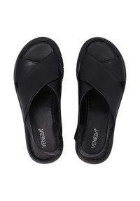 Schwarze Ledersandalen mit Kreuzriemen-Design und offener Ferse, ausgestattet mit einer glatten Textur und gepolstertem Fußbett für zusätzlichen Komfort. Markenname sichtbar.