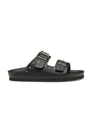 Sandalias de cuero negro con dos correas ajustables de hebilla, acentos de hardware en plata, una plantilla texturizada y una suela de goma estriada.
