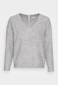 Grauer, gestrickter Pullover mit V-Ausschnitt, langen Ärmeln und einer Knopfverschluss auf der Rückseite mit Kunstperlenknöpfen. Weiche Textur und lässige Passform.