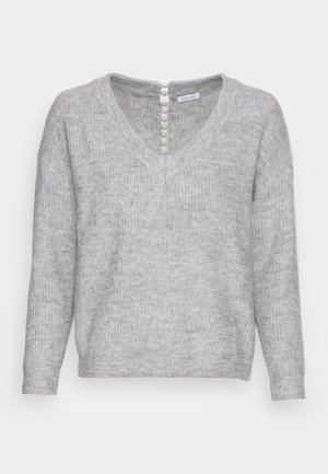 Pull en tricot gris avec décolleté en V, manches longues et fermeture à boutons dans le dos avec des boutons en perles synthétiques. Texture douce et coupe décontractée.