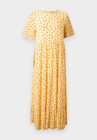 Κίτρινο μίντι φόρεμα με κοντά μανίκια, διάσπαρτο ροζ λουλουδάτο σχέδιο, σφηκοφωλιά στη μέση και βολάν στο τελείωμα, σε απλό φόντο.