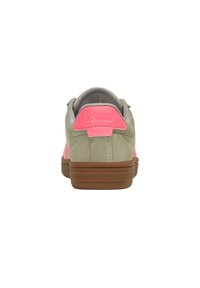 Groene suède sportieve schoen met roze accenten en het K-Swiss-logo op de hiel. Heeft een bruine rubberen zool en een gestructureerde voering.