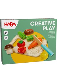 Houten groente speelset met acht stukken, waaronder tomaten, wortelen, komkommers, paddenstoelen en een blauwe mes, op een licht houten snijplank.