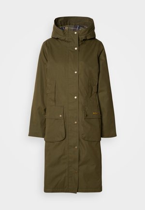Manteau long vert olive avec capuche, doté de plusieurs poches avant et de fermetures à pression en laiton. Doublé d'un motif à carreaux.