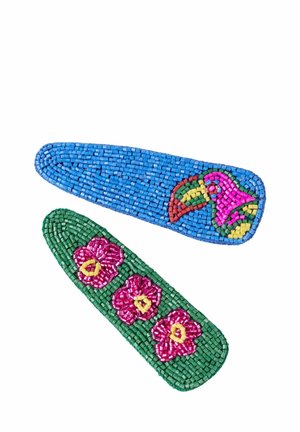 Zwei perlenbesetzte Haarspangen, eine blaue mit einem bunten Tukan-Motiv und eine grüne mit drei pinken Blumen.