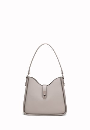 Sac à main en cuir gris clair avec un dessus arrondi, une bandoulière unique et une fermeture à boucle frontale sur fond blanc.