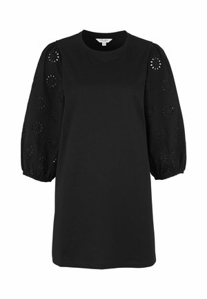 Musta lyhyt mekko, jossa pyöreä kaula-aukko ja liehuvat lyhyet hihat, joissa kukkakuvioiset pitsirei'itykset.