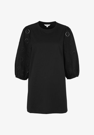 Zwarte korte jurk met ronde hals en opgepofte korte mouwen met bloemmotieven in opengewerkte kant.