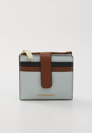 Portafoglio compatto in pelle texturizzata blu chiaro, con strisce marroni e nere. Finiture dorate con dettaglio del logo sul fronte e chiusura a zip.