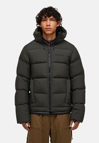 Grøn puffer-jakke med hætte, lynlås og elastiske manchetter. Har quiltede paneler og et lille logo på brystet. Varm og isoleret design.