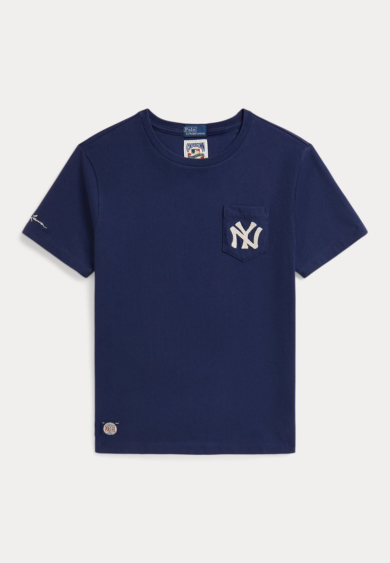 Marineblaues T-Shirt mit kurzen Ärmeln und einer Tasche auf der linken Brustseite mit weißem New York Yankees-Logo.