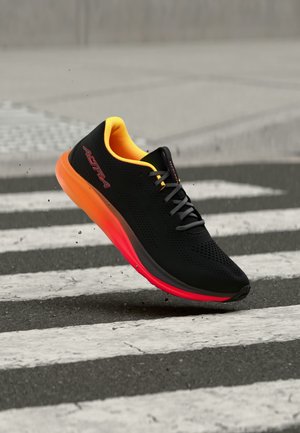 Altra, ESCALANTE 5 - Обувки за бягане по асфалт - black/firey coral/orange pop