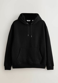 Sort hættetrøje lavet af et blødt, tykt materiale med en kængurulomme, snøre ved hætten og ribbede detaljer ved ærmer og kant.