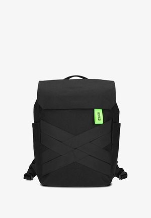 Schwarzer Rucksack mit aufklappbarem Deckel, ausgestattet mit einem leuchtend grünen Etikett und diagonaler Riemenverzierung. Hergestellt aus strapazierfähigem Material mit seitlichen Taschen.