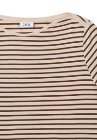 Un haut rayé en tissu doux avec des lignes horizontales marron et beige. Il présente un col rond et des manches courtes avec une coupe décontractée.