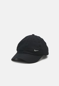 Casquette de baseball noire en tissu avec une visière incurvée, arborant un petit logo Nike blanc à l'avant. Couture renforcée et sangle ajustable.