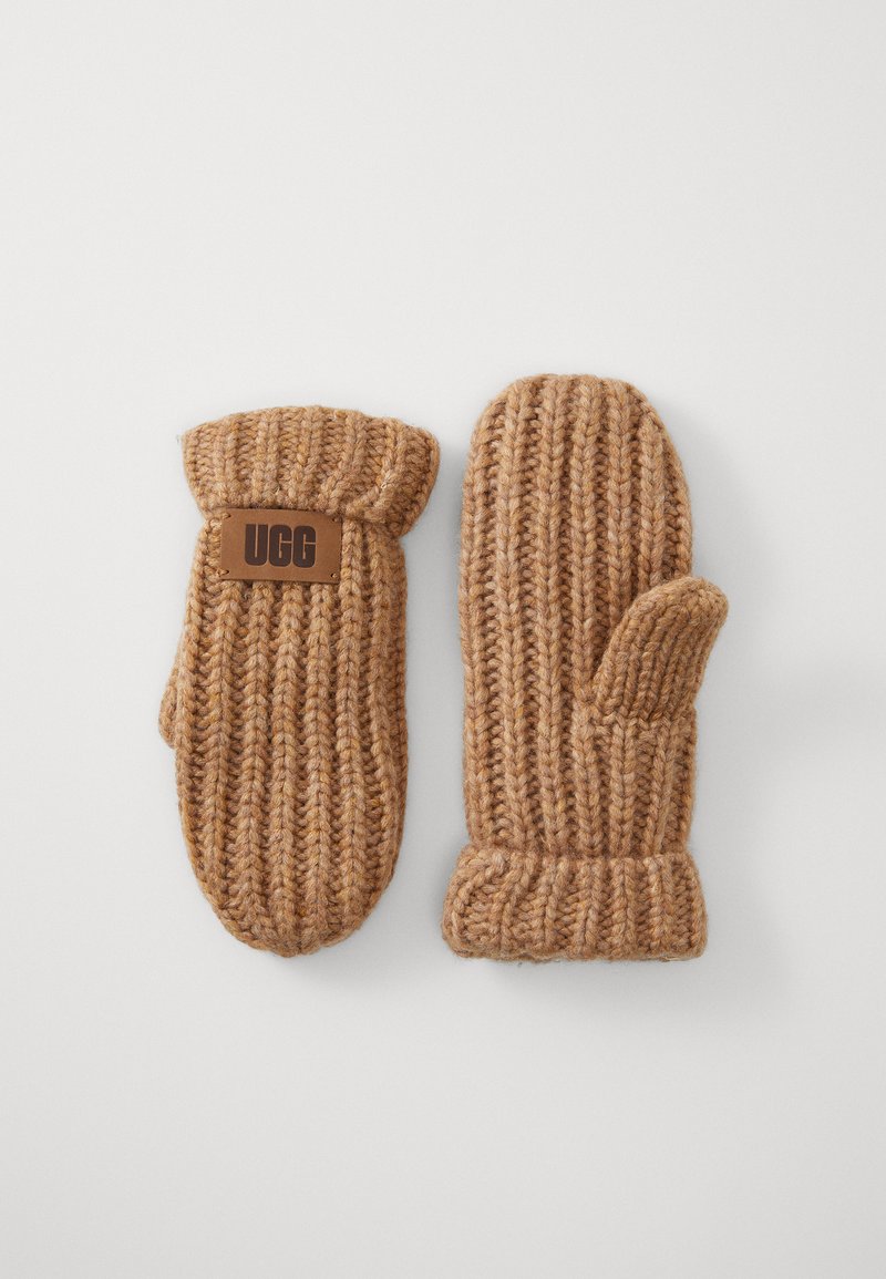 Moufles tricotées dans une couleur marron chaud, présentant une texture côtelée, un poignet et une étiquette en cuir marron avec "UGG" en relief.
