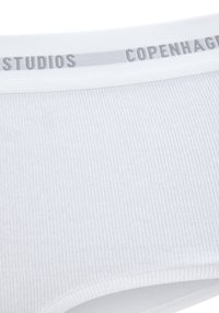 Fehér bordázott pamut alsónadrág sima derekú részel. A tetején szürke színnel van nyomtatva: "COPENHAGEN STUDIOS".