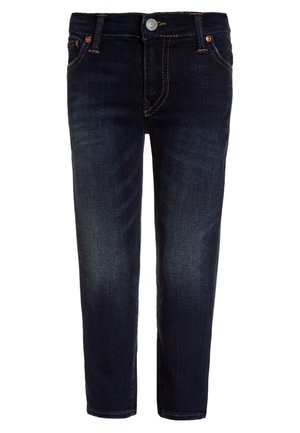 Vaqueros de pierna recta de color azul oscuro para niños, con bolsillos delanteros, trabillas para cinturón y cierre con botón de metal.