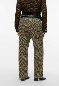 Vero Moda Curve VMCTESSA HR WIDE STRETCH AOP  CUR - Flared jeans - silver mink