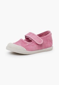 Chaussure Mary Jane en toile rose pour tout-petit, avec embout en caoutchouc blanc texturé et fermeture à scratch, sur fond blanc.