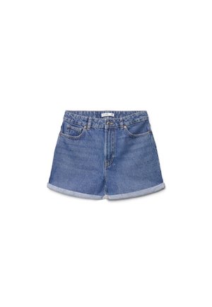 Pantaloncini di jeans blu con risvolti, bottone frontale, cerniera, passanti per cintura e due tasche frontali su sfondo bianco.