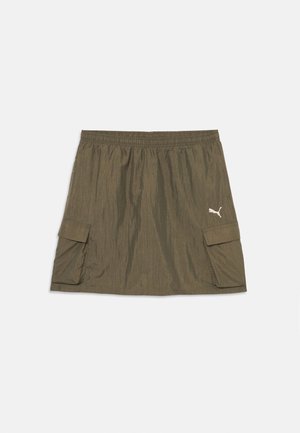 Olivu zaļš somas svārki ar elastīgu jostasvītru, divām sānu kabatām ar atloku un mazu baltu Puma logo labajā kabatā.