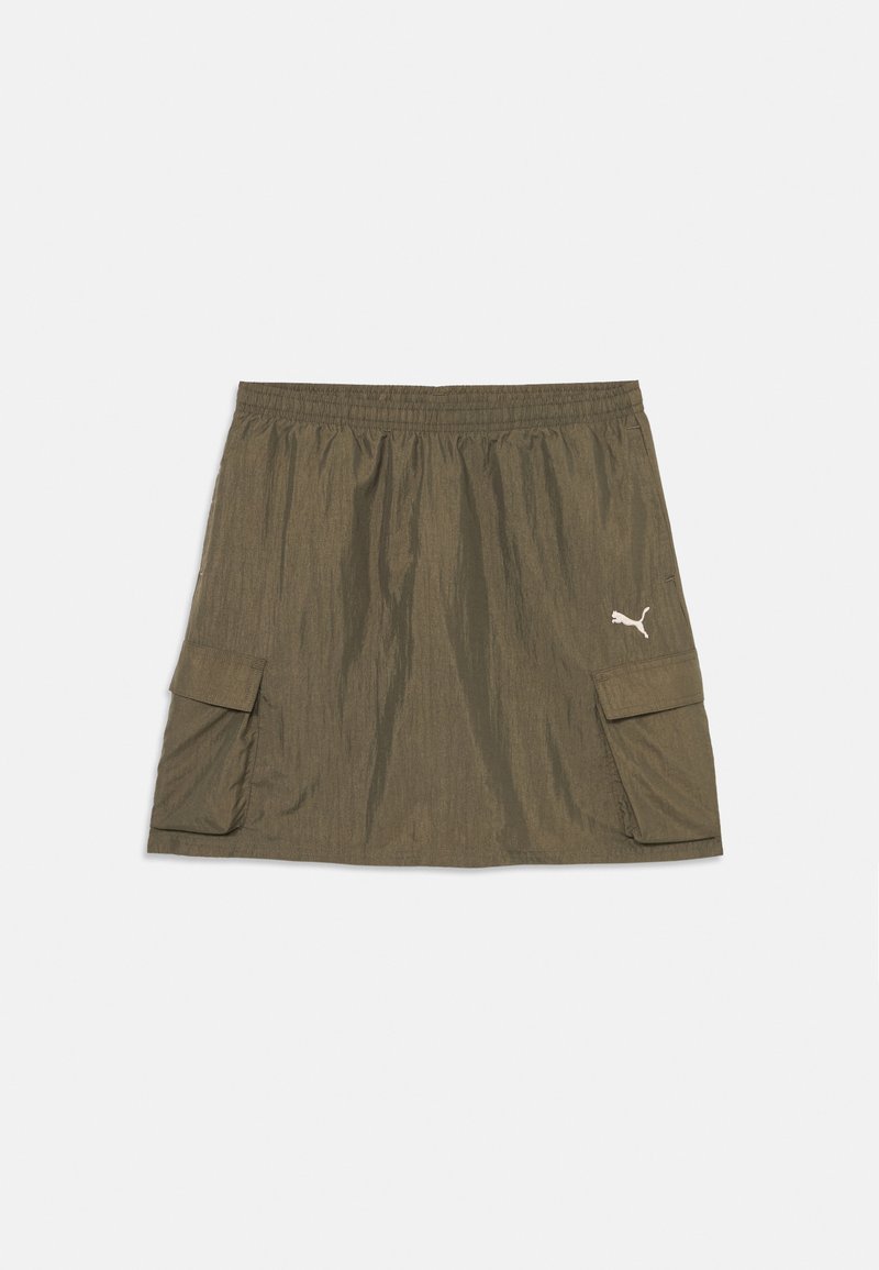 Saia cargo verde-azeitona com cintura elástica, dois bolsos laterais com aba e pequeno logótipo branco da Puma no bolso direito.