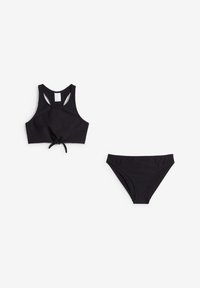 Set di bikini nero a due pezzi con top corto caratterizzato da un dettaglio annodato e fianchi scavati, abbinato a slip bikini a vita bassa. Tessuto dalla texture unica.