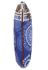 Modrá a bílá kabelka se vzorem s kruhovými a Tribálními motivy. Má hnědé kožené doplňky a zipové zavírání. Texturovaná tkanina.