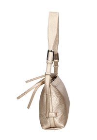 Borsa in pelle dorata lucida con forma strutturata, dotata di una tracolla piatta e frange decorative su un lato.