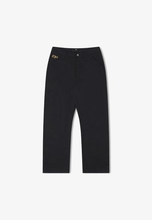 Crne hlače ravnog kroja, izrađene od pamuka, s zlatnim vezom ribe na lijevom Džepu i standardnim zatvaranjem na dugme.