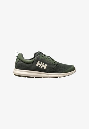 Zapatilla deportiva verde oscuro con el logo "HH" blanco, suela blanca, parte superior de malla y cordones, mostrada de lado sobre un fondo blanco.