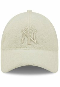 Cremfarbener Hut aus weichem, strukturierten Stoff. Verfügt über ein gesticktes Logo in ähnlicher Farbe und einen gebogenen Schirm.