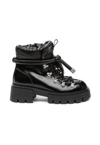 Botas de senderismo de charol negro con cuello acolchado, parte delantera con cordones, ganchos de metal y suela de goma gruesa.